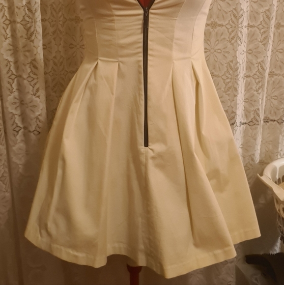 White Cue dress size 10 (again) only wore 1-2 time - Picture 5 of 6